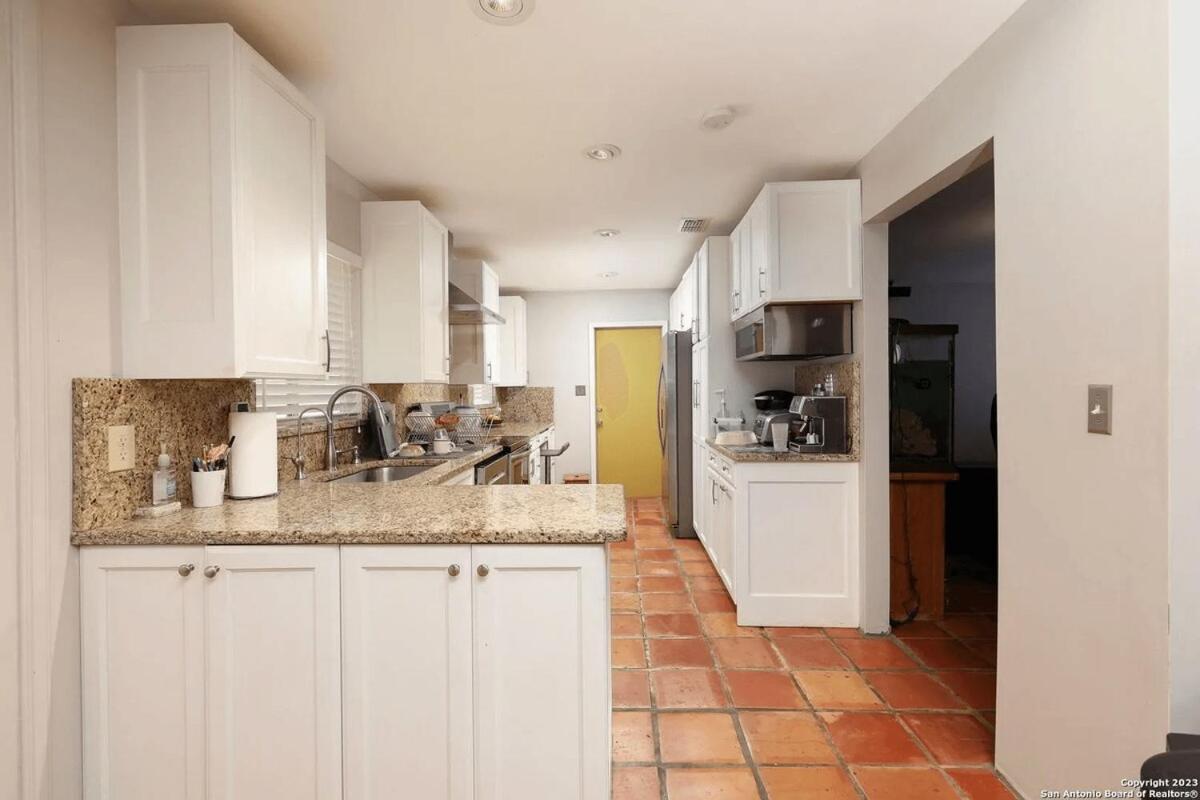 Cozy Home Near Airport,fast EV Charger & Theater - B&B