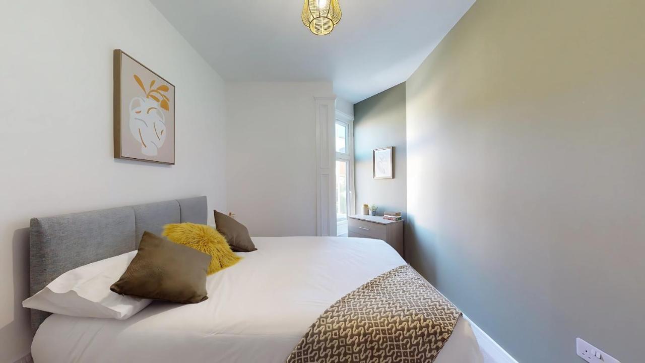 Riya Apartments - 3 Bedroom, 5 beds, 1 Bathroom, Fast Wifi, Sky Sports, Free Parking, 20 PERCENT OFF LONG STAY -See our site for assurance - Bed and Breakfast