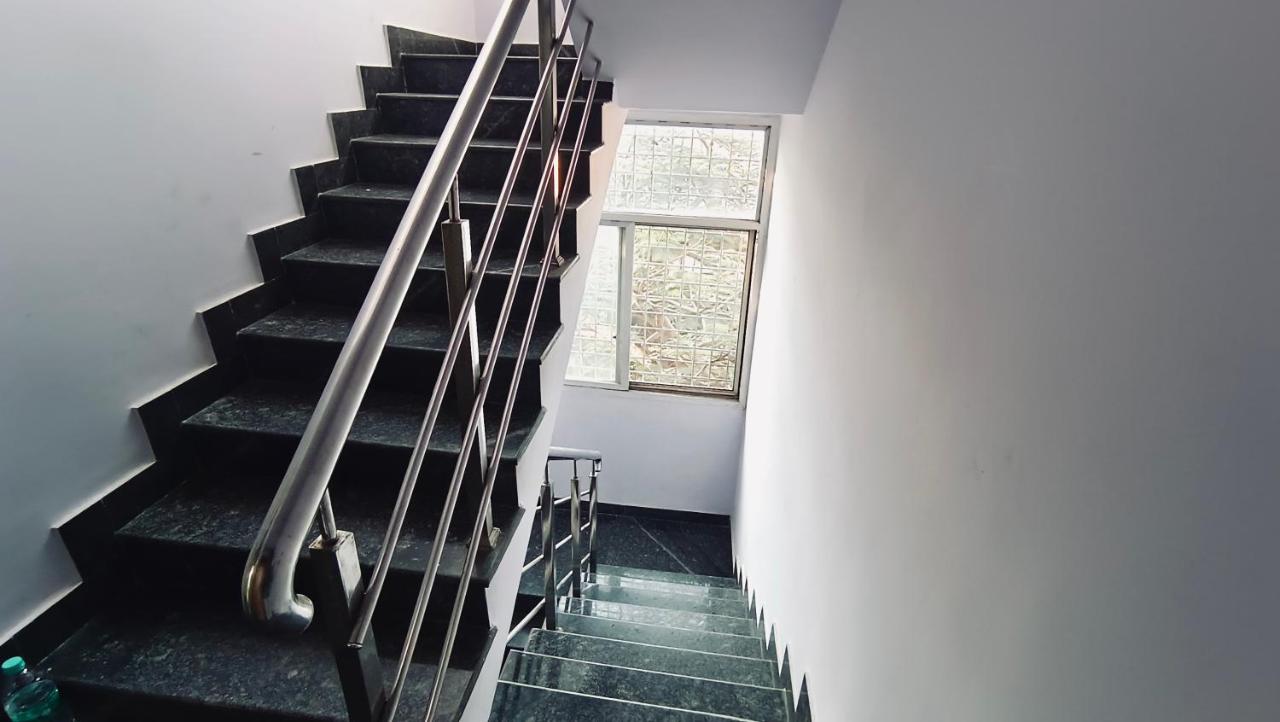 Spacious 2BHK Apartment with Kitchen in Malleshwaram - B&B