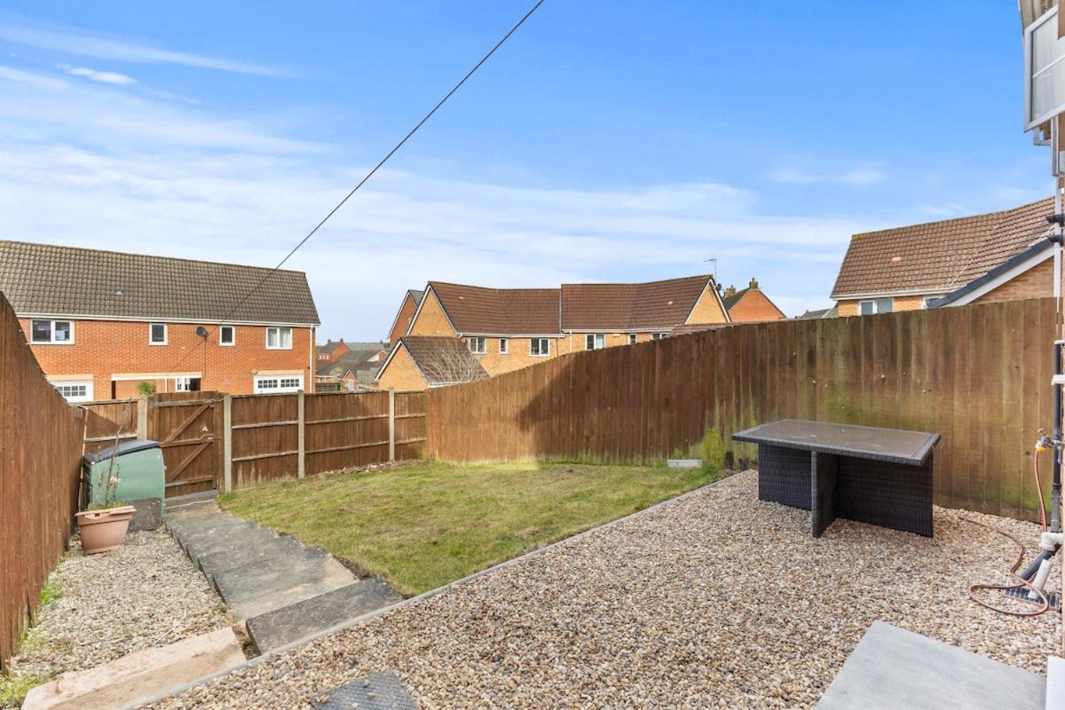 Spacious 3BR Leicester Home, Sleeps 8, Free Parking, Fast WiFi, Long Stay & Contractors Welcome - B&B
