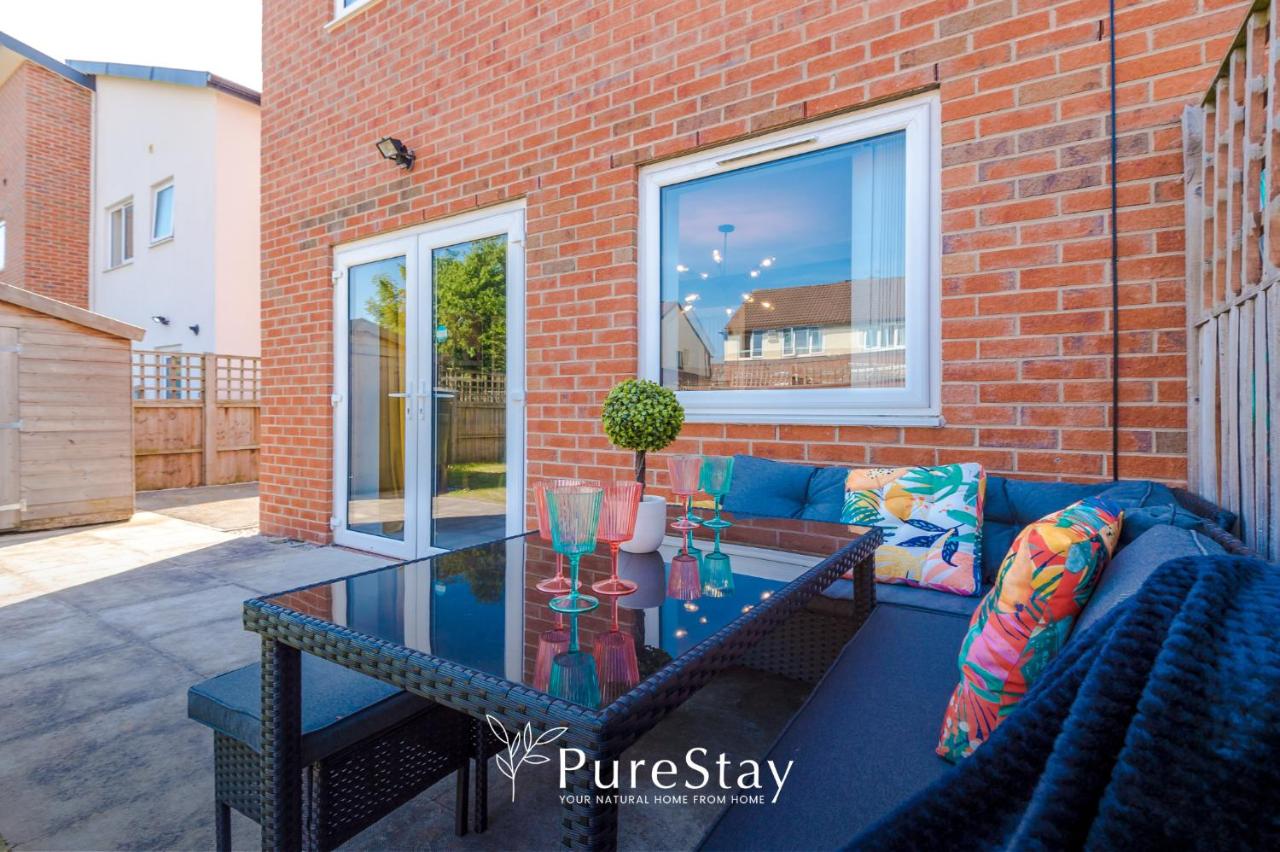 Stunning House in Manchester for Business & Leisure - Wi-Fi & Parking by PureStay Serviced Accommodation - B&B