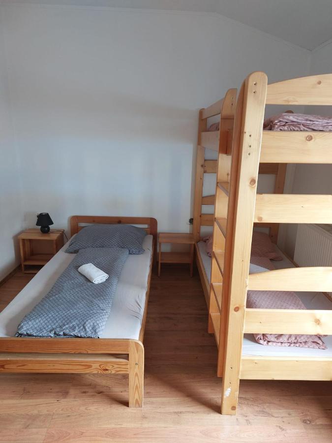 Dreibettzimmer mit Gartenblick