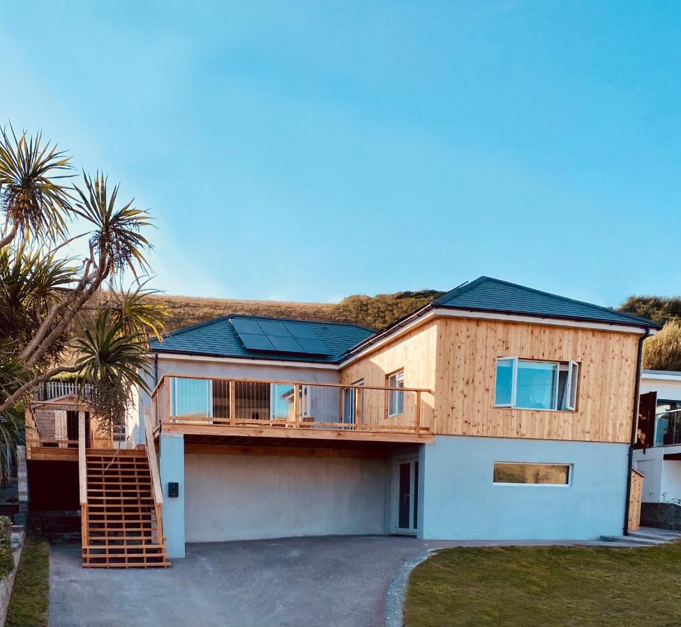 Modern Beach House overlooking the Sea - Chambres d’hôtes