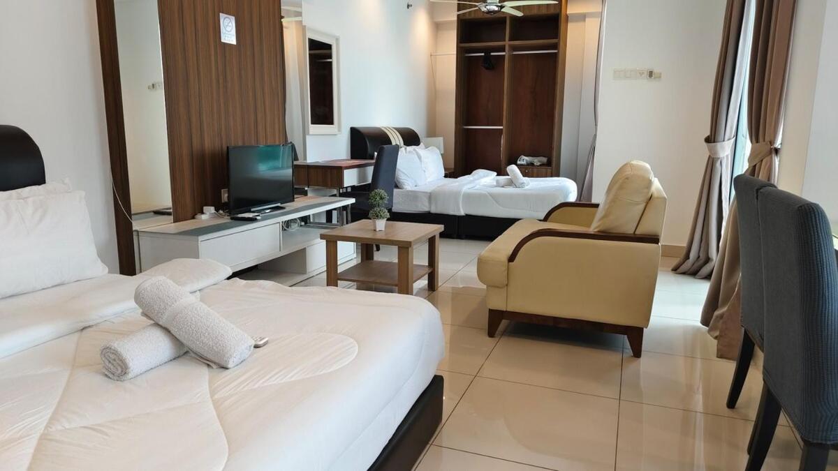 High-Rise Suite with view-Near Gurney & Gleneagles - B&B George Town
