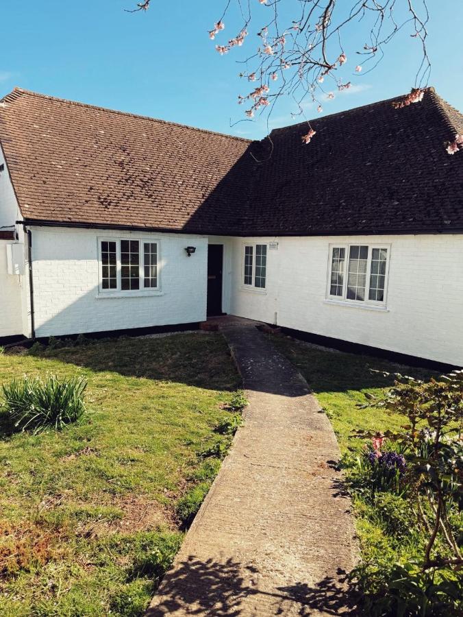 Elms Farm Cottages - White Swans - Bed and Breakfast