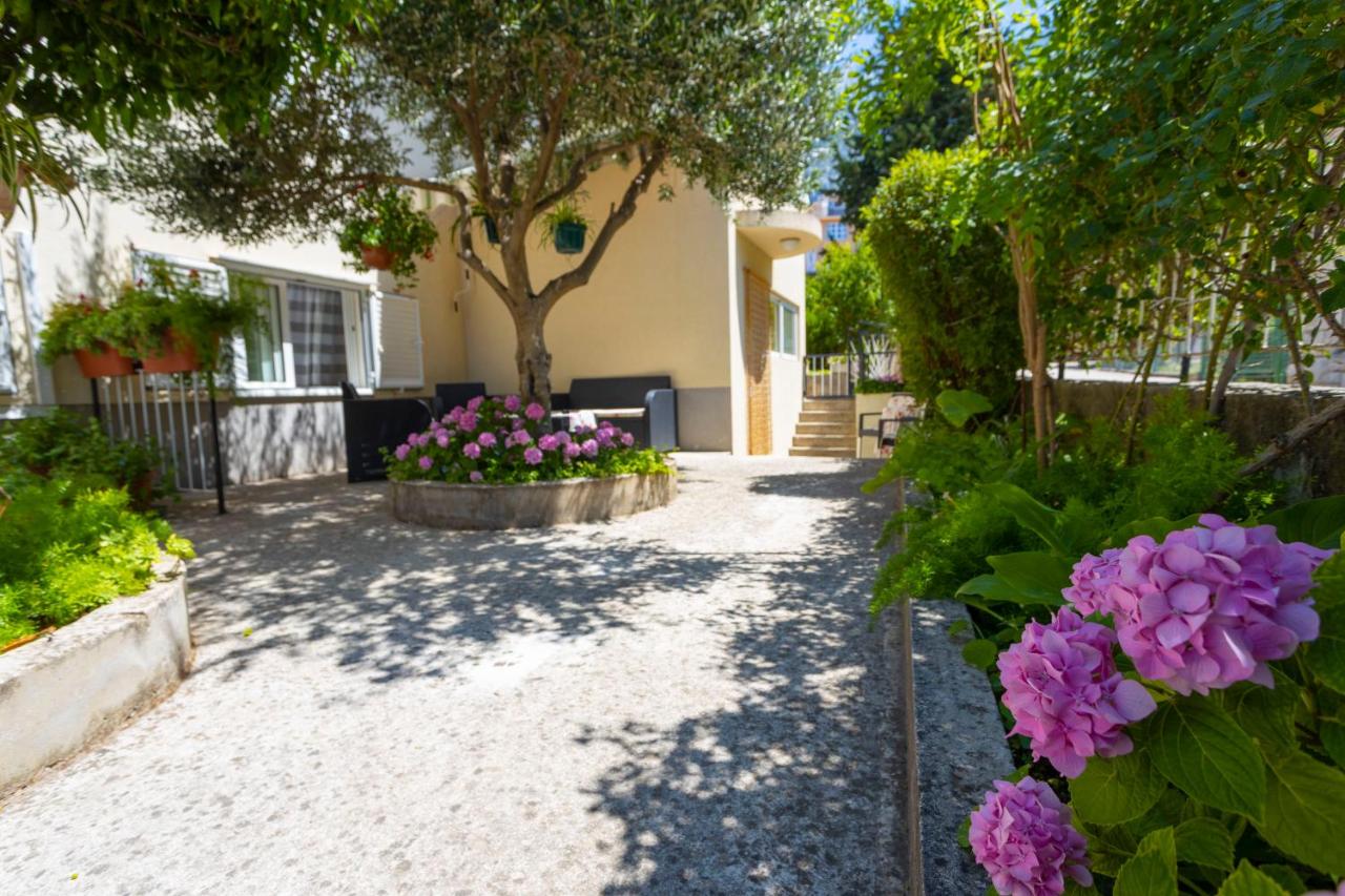 Apartmani Marica i Ivo 2 - Bed and Breakfast Makarska