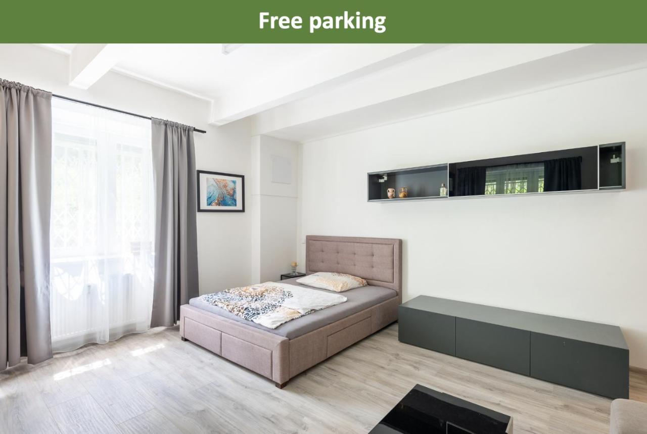 Apartment by the metro with private parking - B&B Prague