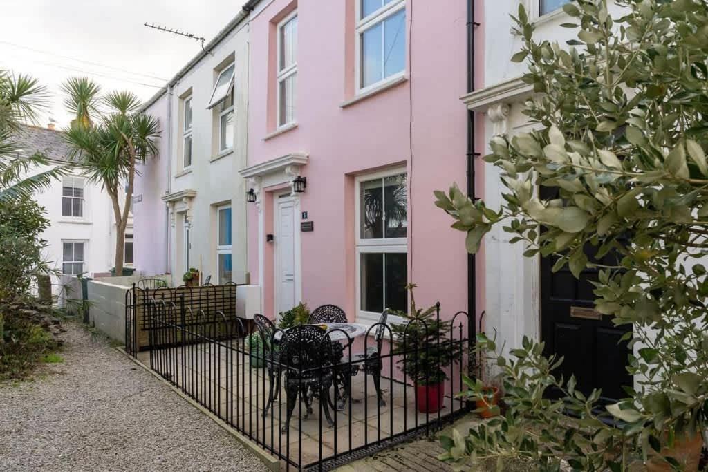 Peaceful & Tranquil Cottage With Private Terrace at 'The Pink House' - B&B Falmouth