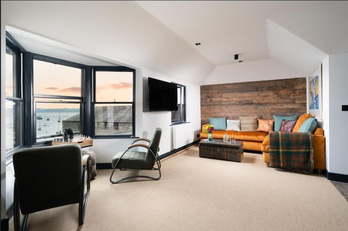 Stunning Waterfront Apartment With Spectacular Views & Parking at 'CAPTAINS LOFT' - B&B