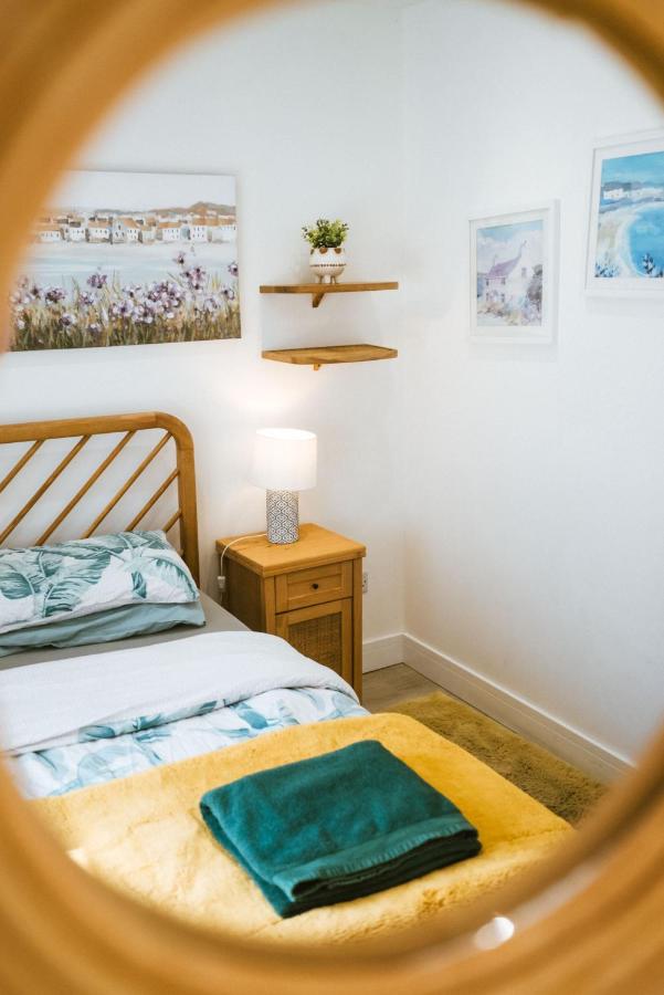 Breathtaking High Street Townhouse With Stunning Sea Views at 'The Old Fishermans Townhouse' - B&B Falmouth