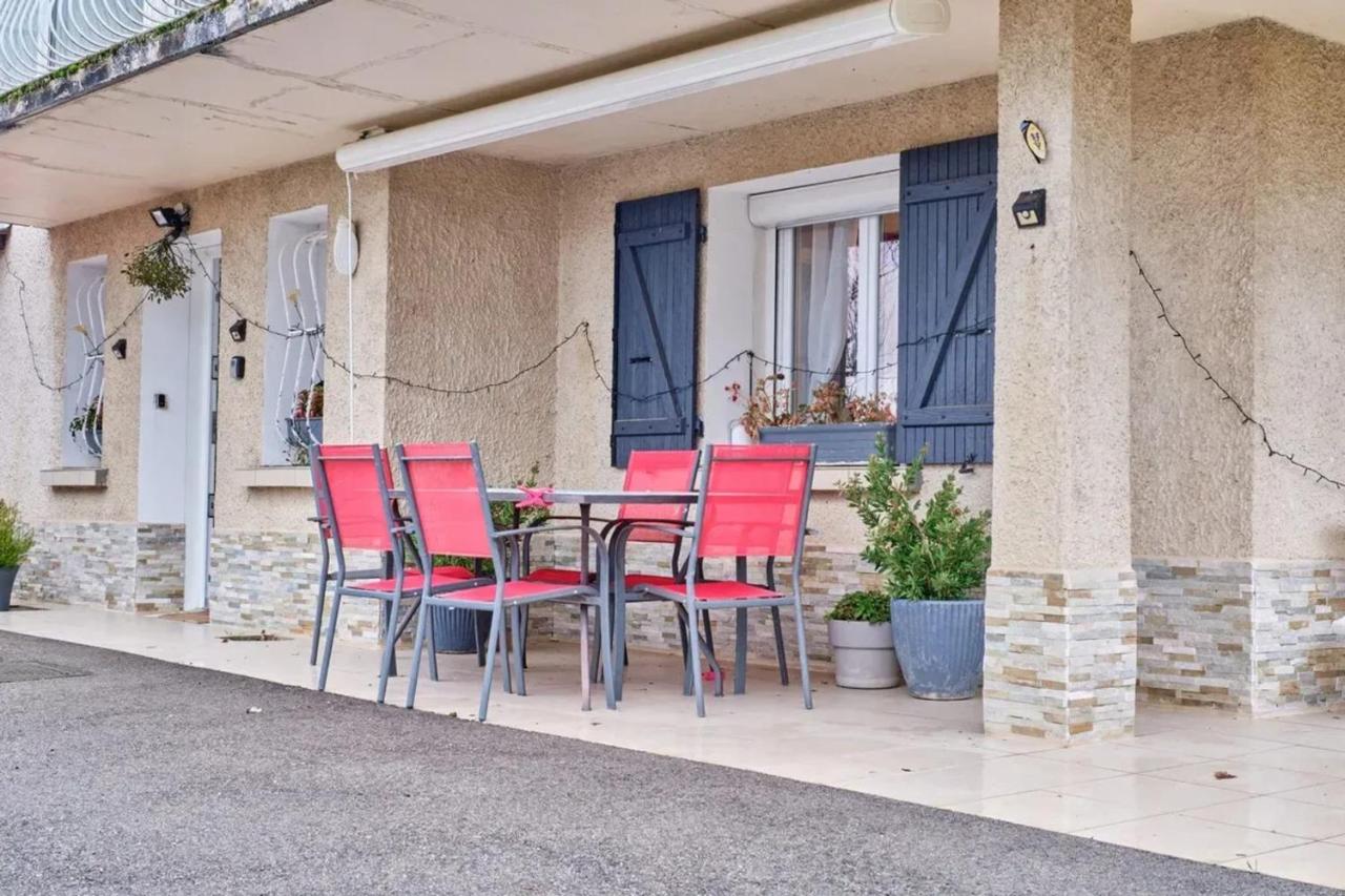 Appartement charmant à Saint-Victor-de-Cessieu - 30 m² - Terrasse - Bed and Breakfast