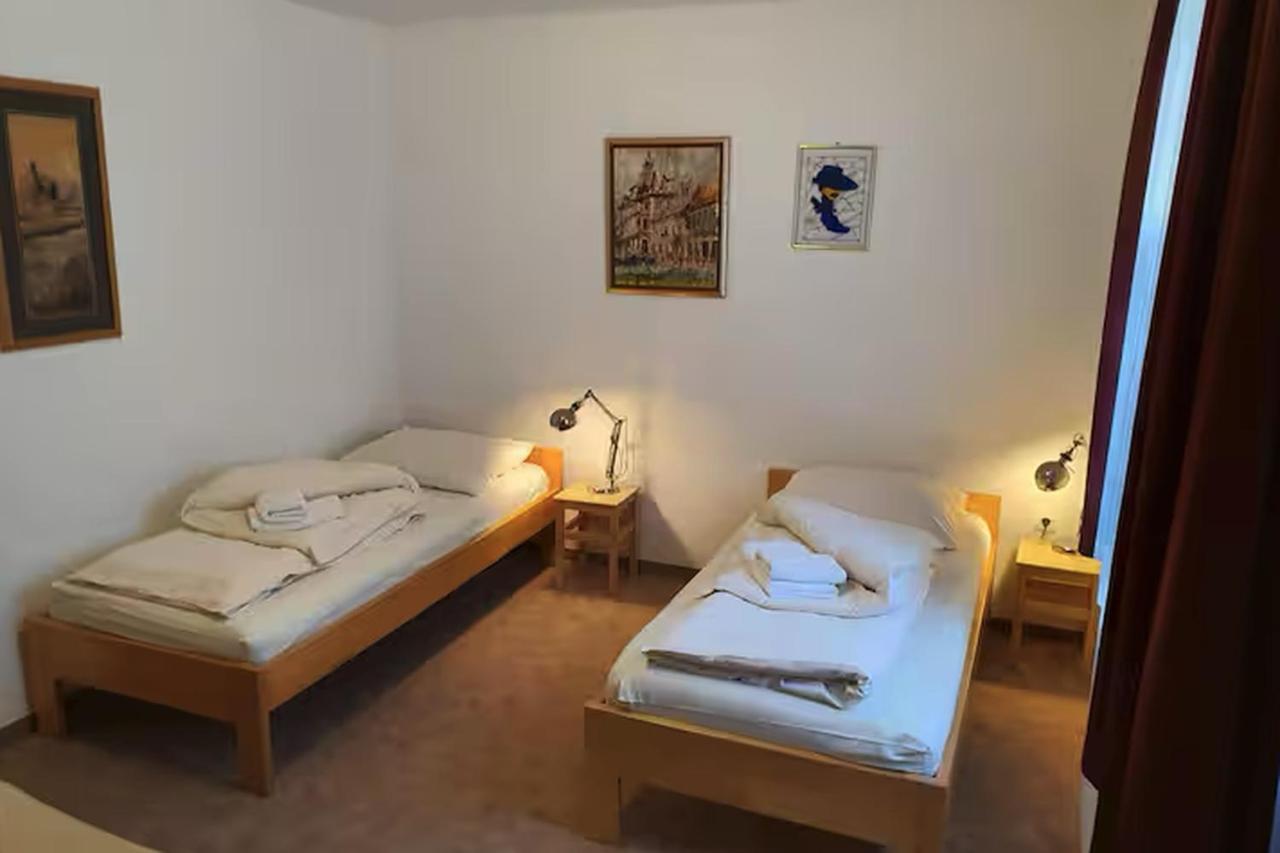Zweibettzimmer mit eigenem Bad