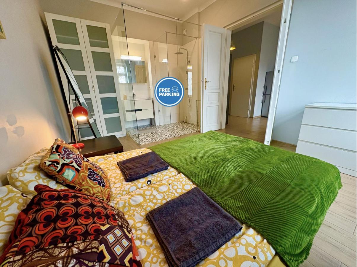 Deluxe One-Bedroom Apartment