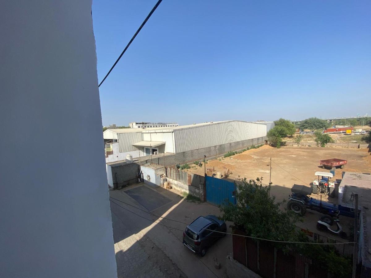 2BHK Stay in Dwarka - B&B
