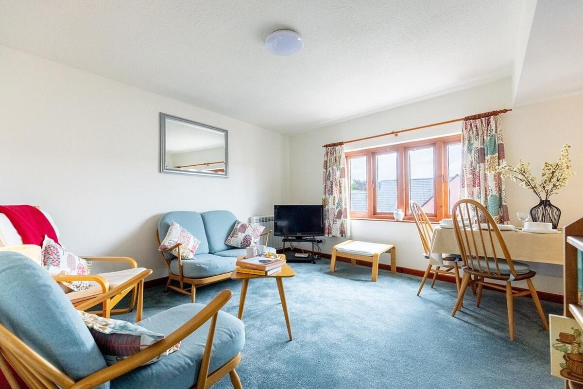 KATHERINES COURT - Spacious Apartment with Rolling Hill Views - B&B