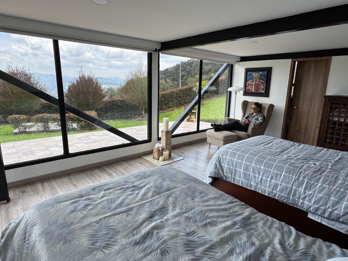 Tweepersoonskamer met 2 Aparte Bedden en Eigen Badkamer