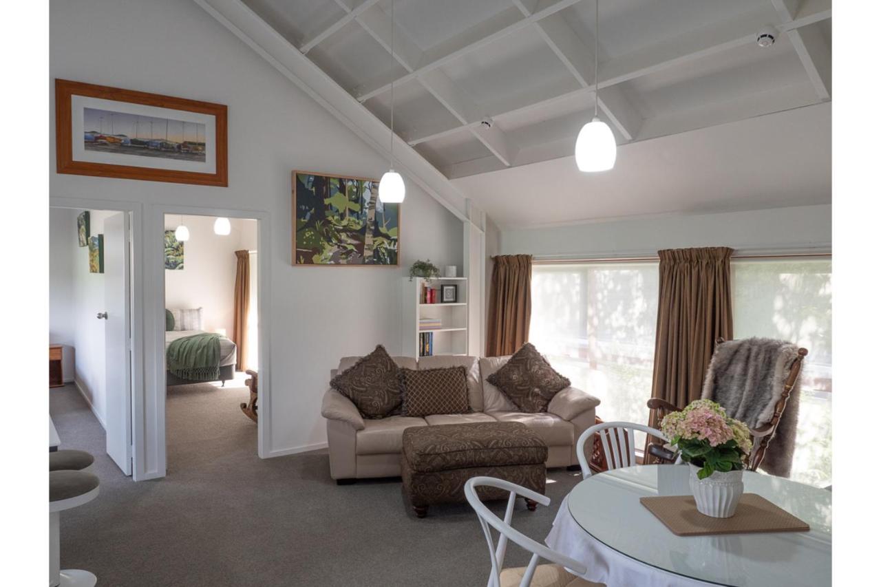Tawa Retreat - Wellington Holiday Home - Bed and Breakfast