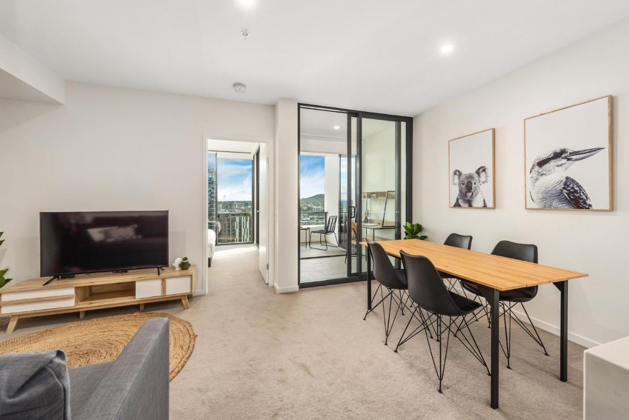 Mountain Views, King Bed, Pool, Gym & Car Park - Bed and Breakfast Brisbane