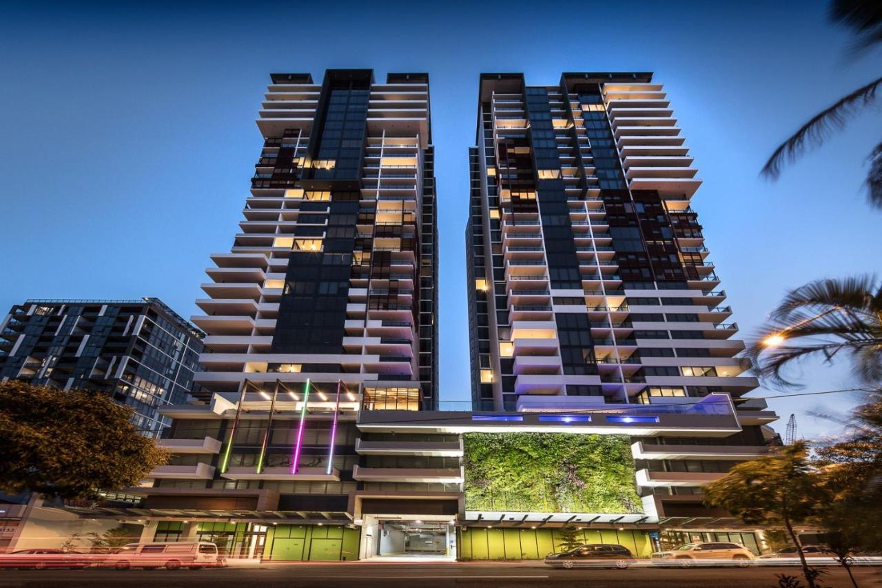 Mountain Views, King Bed, Pool, Gym & Car Park - Bed and Breakfast Brisbane