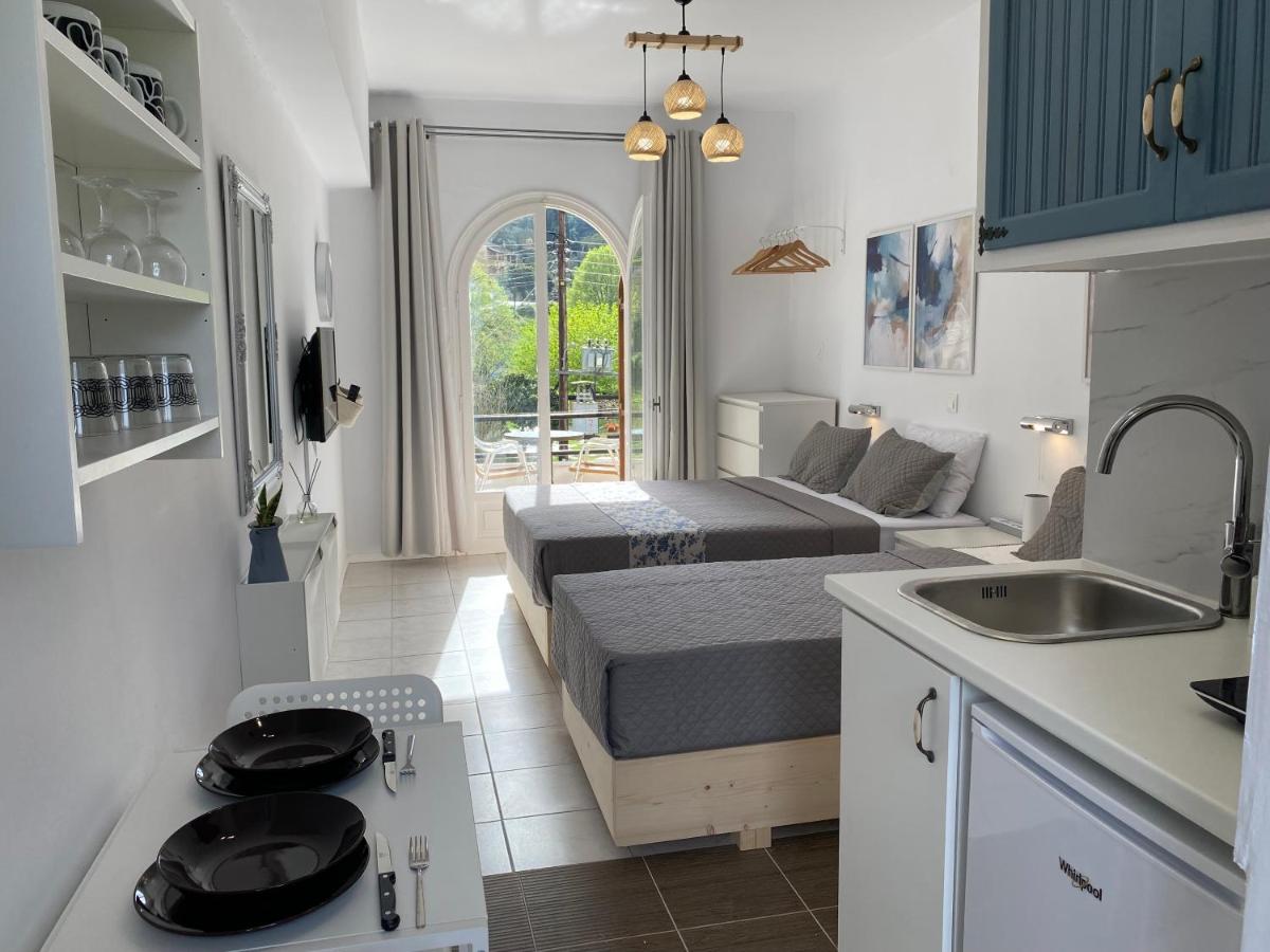 Navy Studio by likeyourhome with Mountain View Balcony, Near Beach 1 km, Self Check-in - Chambres d’hôtes