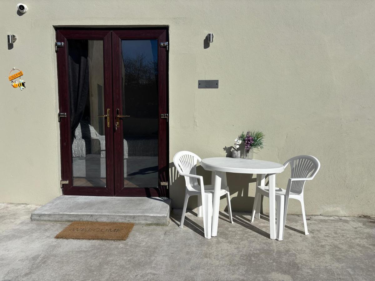 Private Detached Small Bedroom and Bathroom Only- This is not an apartment- No clothes storage- no cooking facilities - B&B
