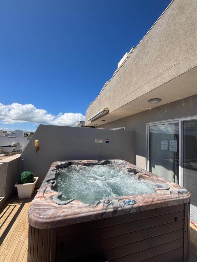 Apartment with Private Jacuzzi and Terrace in St Julians 3 Bedrooms - Ferienwohnung St. Julian's