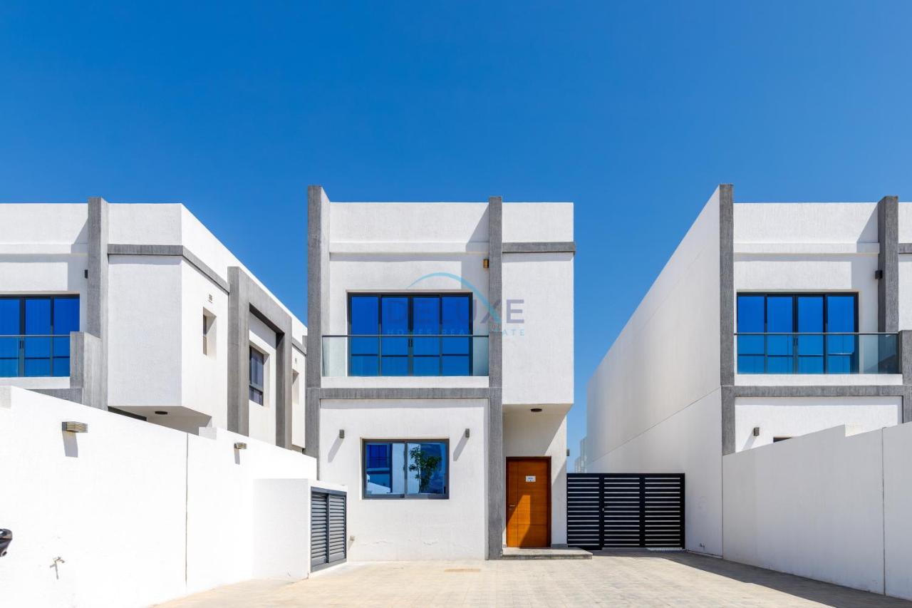 Pool and Sea Views 3BR and Assistant's Room Villa with Beach Access and BBQ Facilities, Sharm - Al Dana Villa, Al Dana Island by Deluxe Holiday Homes - B&B Fujairah