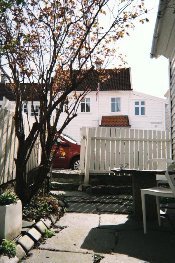 DINBNB Homes l Charming 2-Bedroom Home by the Sea Cozy - B&B