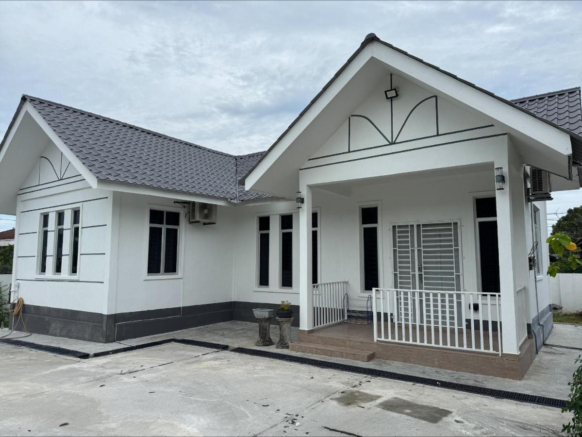 White House Homestay Langkawi Village & Paddy Views - B&B Kampung Padang Masirat