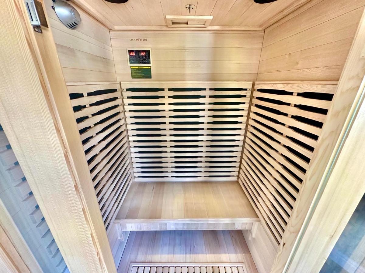 Luxurious Retreat - Hot Tub - Pool Table - Gym - Sauna - Cinema Room - Free Parking - WiFi - Close to Beach - Chambres d'hôtes Bournemouth