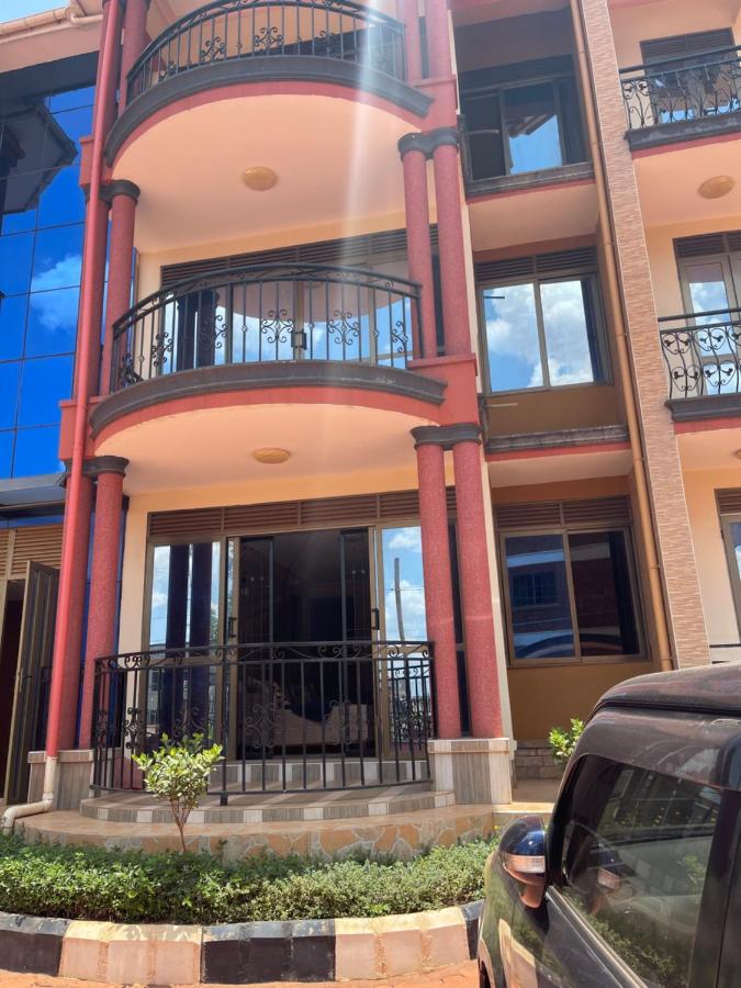 Cosy roadside apartment with fiber internet - Chambres d’hôtes Kampala