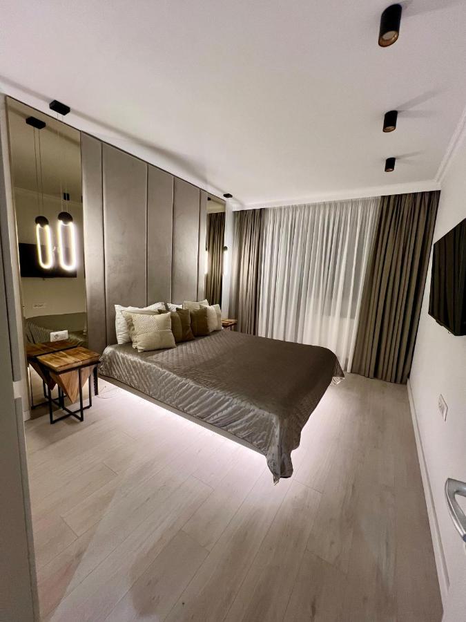 Hils Hotel Apartment by Warm - B&B Bucharest