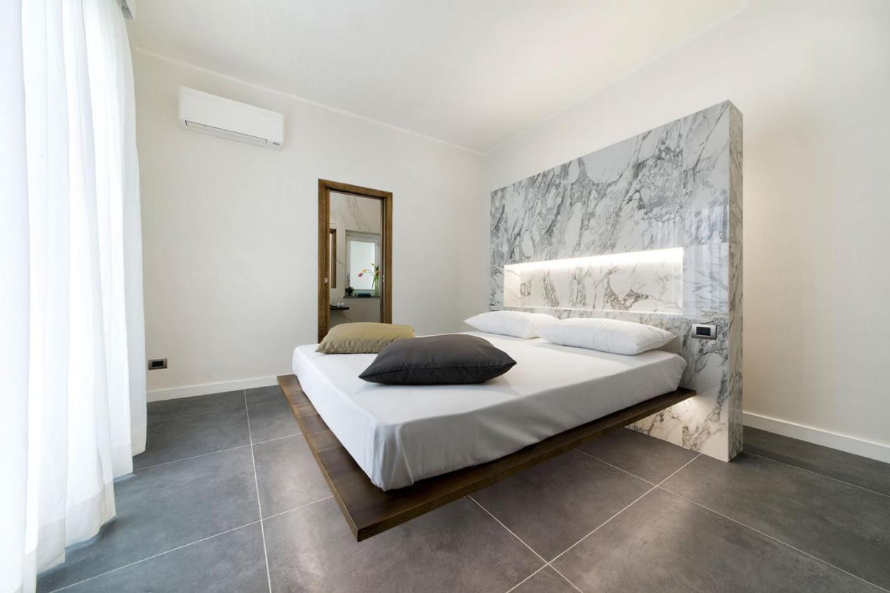 Zimmer mit Kingsize-Bett und Meerblick
