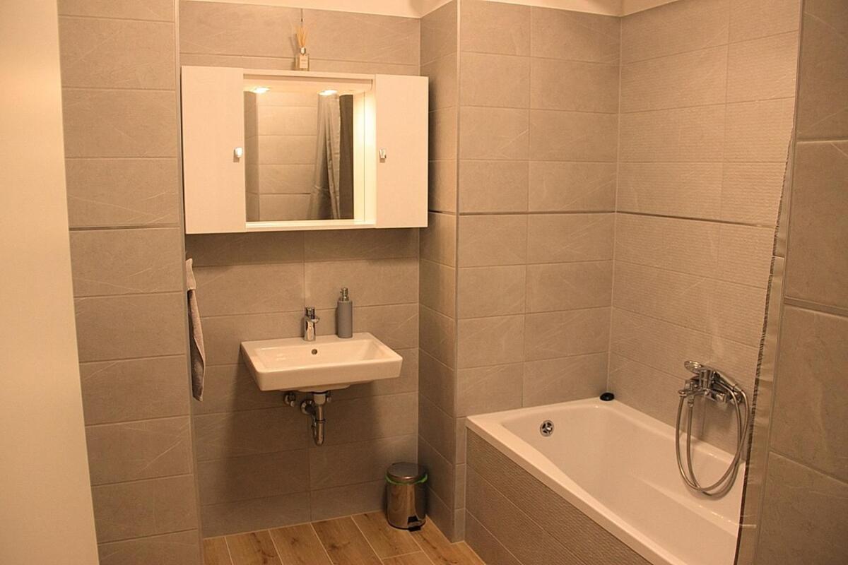 Quiet flat near Downtown, with free parking in deep garage - Chambres d'hôtes Budapest