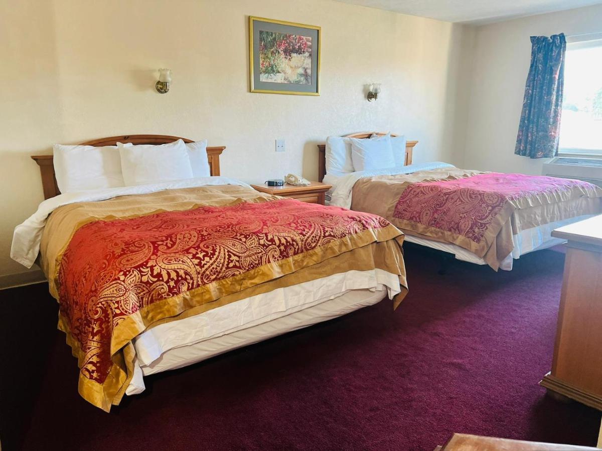 2 Queen Beds with Kitchenette Non-Smoking