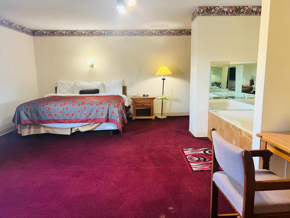 King Bed Non-Smoking with Jetted Tub