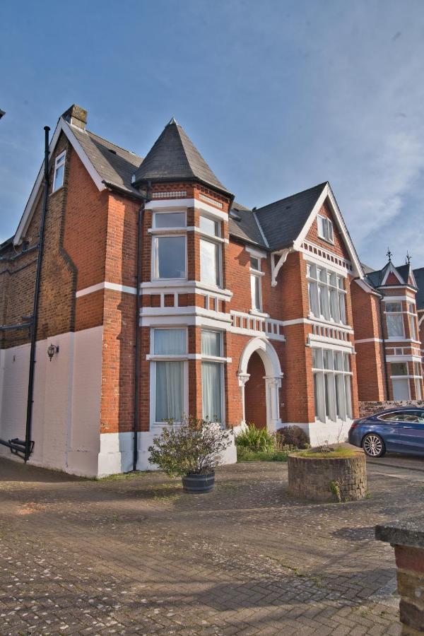 Stylish 2-Bed Apartment in Ealing Broadway, Great for Families, Parking and Wi-Fi Included, Sleeps 5 - B&B Borgo londinese di Ealing