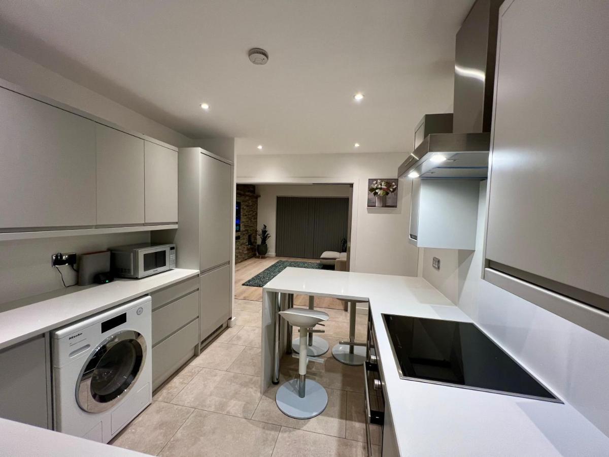 Entire Modern 2- Bedroom Apartment Modern Comfort Near Central London - Chambres d'hôtes Bromley