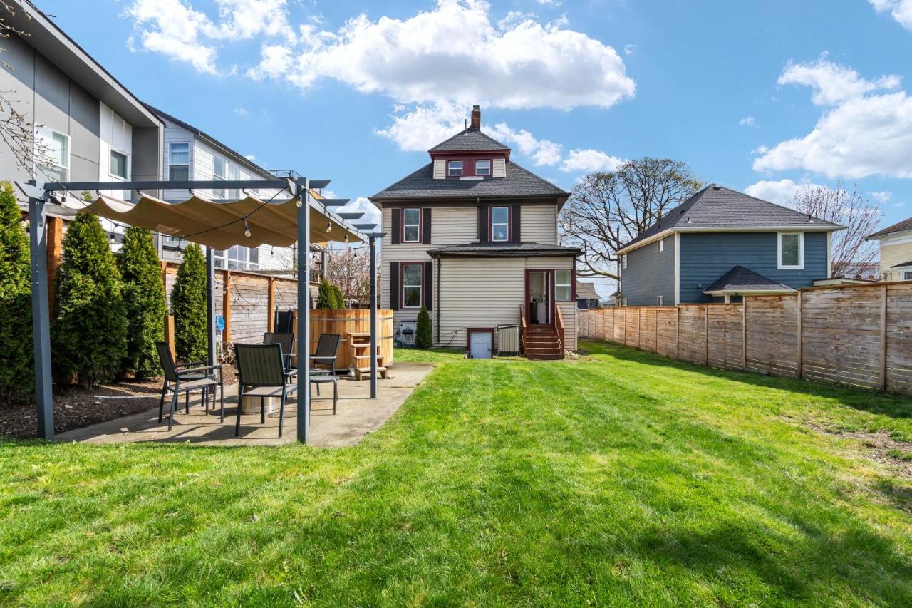 Northwest Retreat with Cedar Hot Tub - B&B