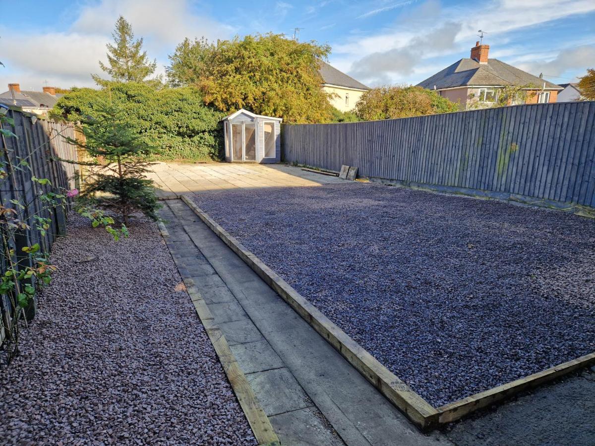 Roomy home with big garden near Designer Outlet - B&B