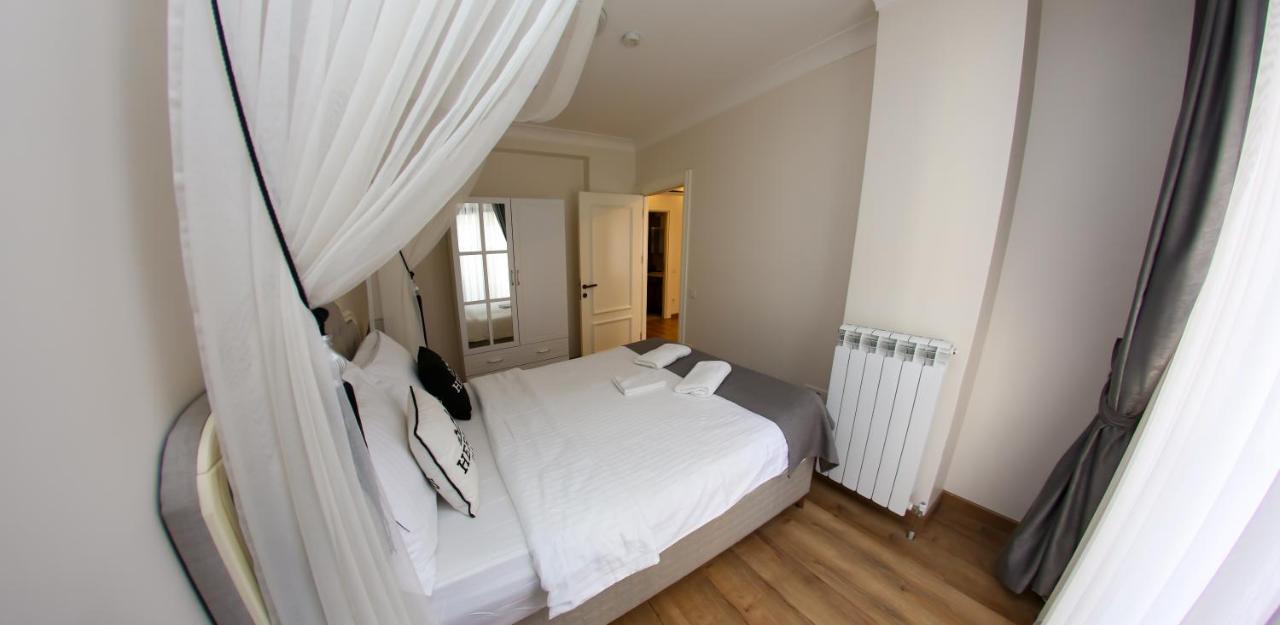 One-Bedroom Apartment with City View