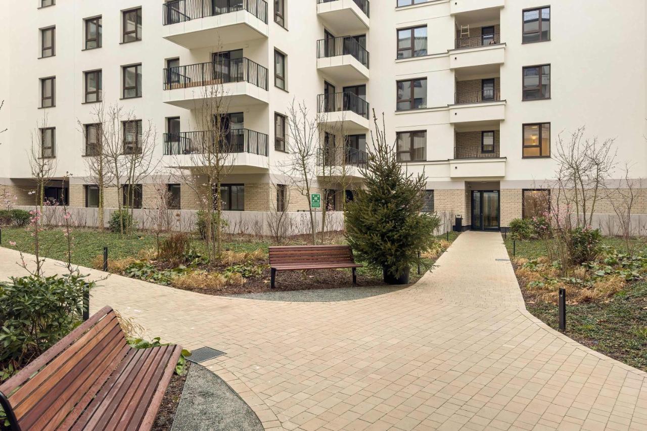 Nowoczesne Studio Very Berry w Poznaniu z Parkingiem by Noclegi Renters - B&B