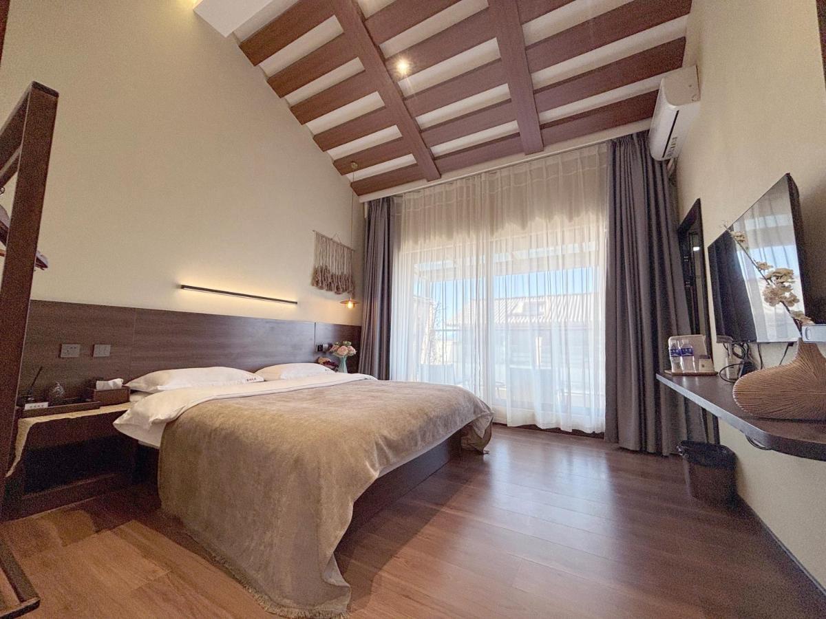 Zimmer mit Queensize-Bett und Balkon