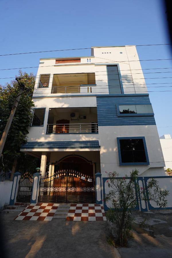 Bhakti Bliss Homestay - New Luxurious Pent house with AC - B&B