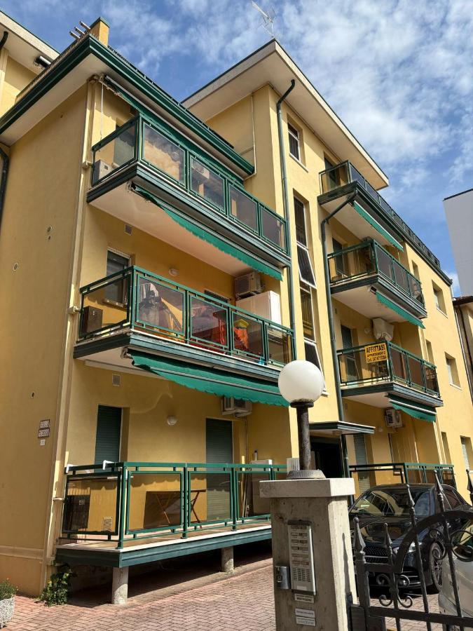 App4rent - VILLA MIMOSA - 3 Family apartments - parking, wifi, near the beach - B&B Lido di Iesolo