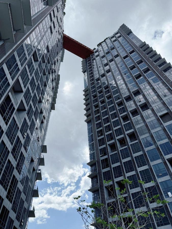 Scenic High-Floor Condo Near MRT, Mall & Pool - B&B