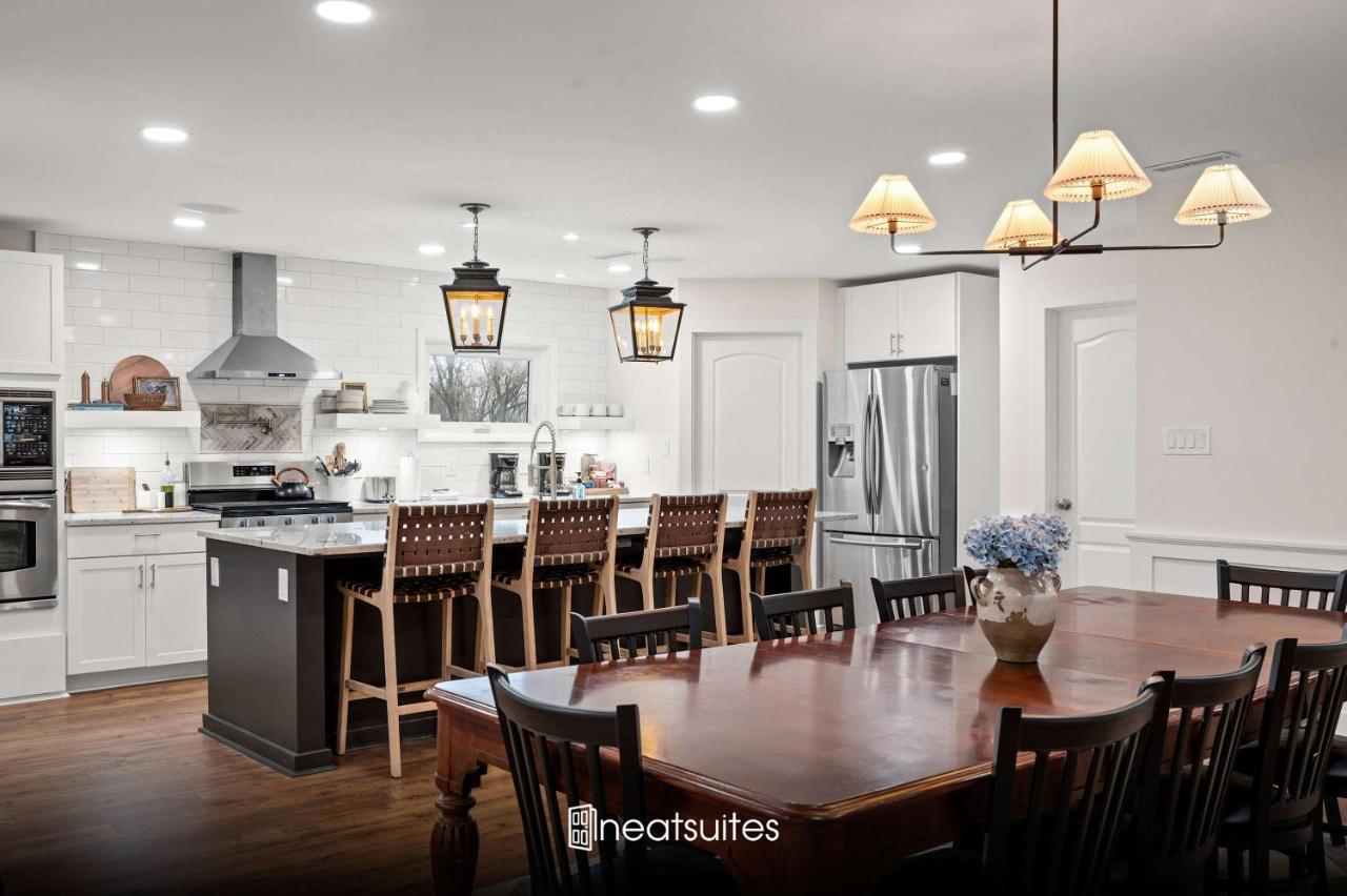 Big by Ark, Historic Simmons Estate sleeps 22 - B&B