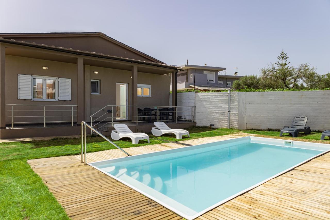 NeSo - Villa Fyllo with Pool steps from the Beach - B&B Tavronitis