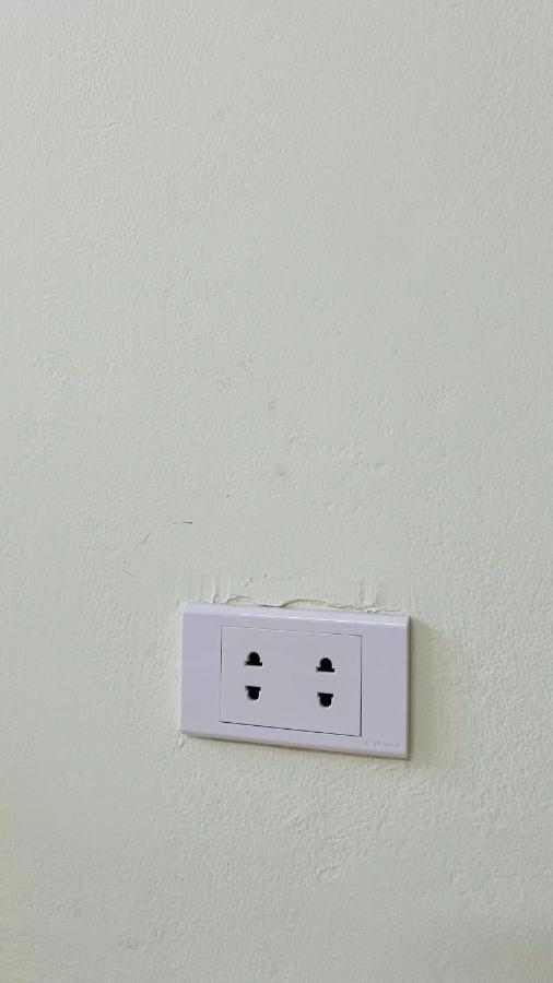 Căn phòng nhiều ánh sáng và bàn làm việc lớn - B&B Hanoi