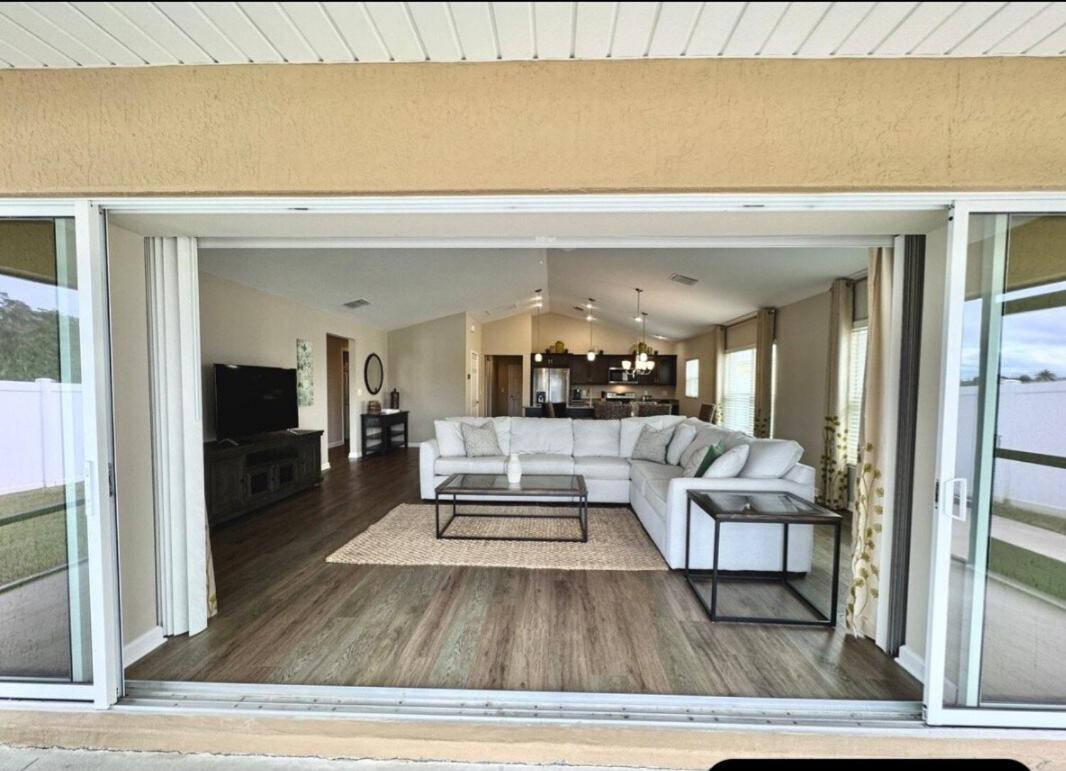 Cozy Oasis in Prime Location with Sunset Lake View, Golf Cart and Bathtub - B&B